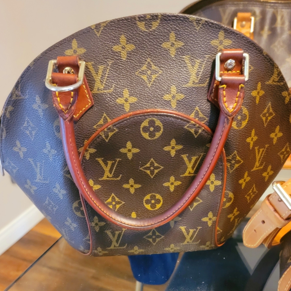 LOUIS Vuitton authentic